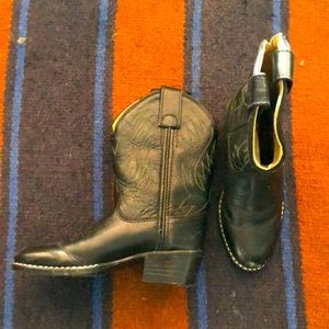 Toddler black cowboy books (size 7)